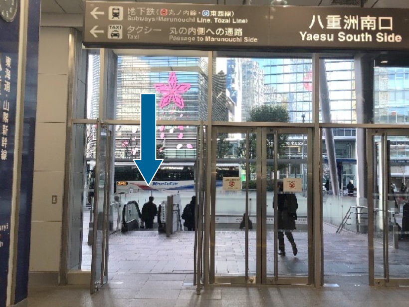 東京駅八重洲南口の景色。正面のバスターミナルからはリムジンバスが発着し、成田空港、羽田空港へアクセスできる