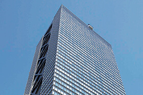再開発が進む東京都新宿区新宿にはビジネス街としての役割を担っており、オフィスビルである、やまとビル・星野ビル・アントレサロンビル・全研プラザビル・イマス浜田ビル・サーブコープ新宿野村ビルのほかにも、地域のシンボルでもあるJR新宿ミライナタワー、新宿イーストサイドスクエアなどが建ち並んでいます。