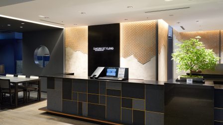 「ワークスタイリング 東京ミッドタウン日比谷」のエントランス。日比谷エリアを望む眺望を活かし、クリエイティビティを刺激する落ち着いた空間デザインが特徴。法人登記が可能なオフィスには、コンシェルジュサービスや高速インターネット、郵便ポスト、席ごとのコンセントなどの設備も整い、集中して業務に取り組める個室やコワーキングスペースを提供。プランによって24時間利用可能で、深夜や休日問わず働きたいビジネスマンにおすすめ