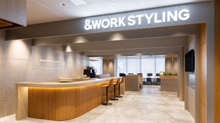 東京都千代田区富士見の飯田橋グラン・ブルーム内、飯田橋駅近くのビルディングにあるワークスタイリング飯田橋の受付とオープンスペース。jr西口から徒歩1分、東京メトロ東西線・有楽町線・南北線、都営大江戸線飯田橋駅の出口・出入口から徒歩2分でアクセスしやすい、落ち着いた空間