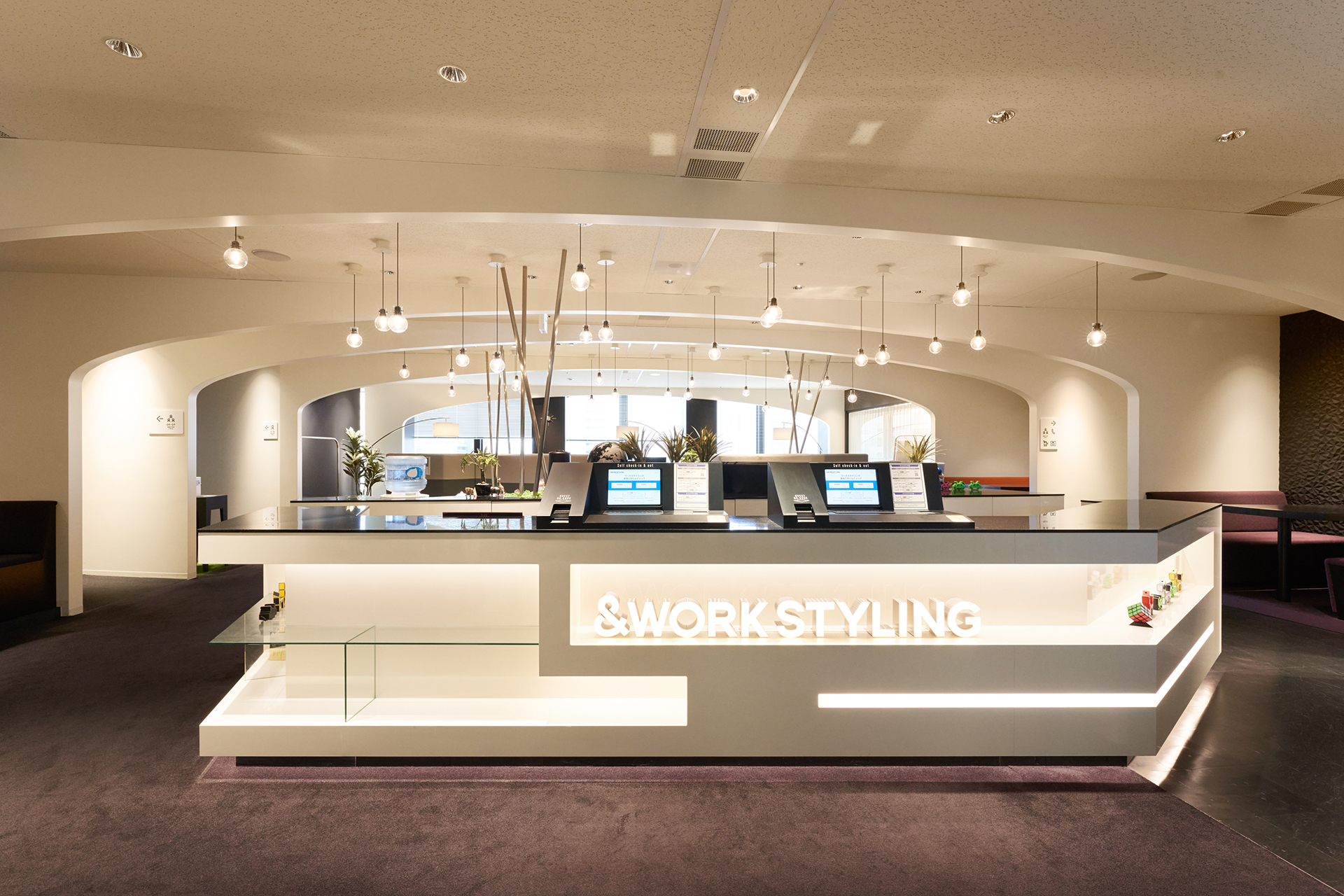 近隣には、フリーランス利用の多いコワーキングスペースである、リージャス新宿西口ビジネスセンターやリージャス新宿パークタワー・リージャス新宿南口などのリージャスグループがある。他にも新宿AVENUEビルにあるCROSSCOOPをはじめとして、駅から4分の好立地にあるFORECAST新宿SOUTH、プライベートオフィスであるjustco、シェアオフィスであるビジネス・エア、数多くの拠点を持つTHE HUB、中規模ビルPMOに入居しているエイチワンオー、多様な働き方を支援している＋OURS（プラスアワーズ）、テレワークに適したBIZcircle新宿区役所前などのサテライトオフィスやopenofficeがある