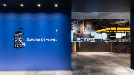 受付カウンターが印象的な、東京ミッドタウン・タワーのエントランス。コミュニティ・マネージャーをはじめとするスタッフが常駐する洗練されたワークプレイスで、六本木駅直結という都心の好立地に位置するレンタルオフィスである。法人登記のアドレスとして利用でき、郵便物の受け取りなど、バーチャルオフィス機能にも対応可能。外資系企業の駐在員や、国内外を行き来する多忙なビジネスパーソンに適した仕様となっており、ICカードによる入退室管理や空調・wifiも完備している。フリードリンクや複合機、ロッカー、ミーティングルーム（会議室）に加え、集中作業向けの個室ブース、開放感のあるラウンジやオープンスペース、リフレッシュできるエリアまでを完備。フレキシブルな従量課金制に加え月額プランも利用可能で、敷金・保証金が不要なため、サテライト・オフィスや出張時のワークスペースとしても取り入れやすい。乃木坂駅・六本木一丁目駅・麻布十番駅も徒歩圏内で、赤坂・虎ノ門・新宿・汐留などのビジネス街へのアクセスも良好な拠点である