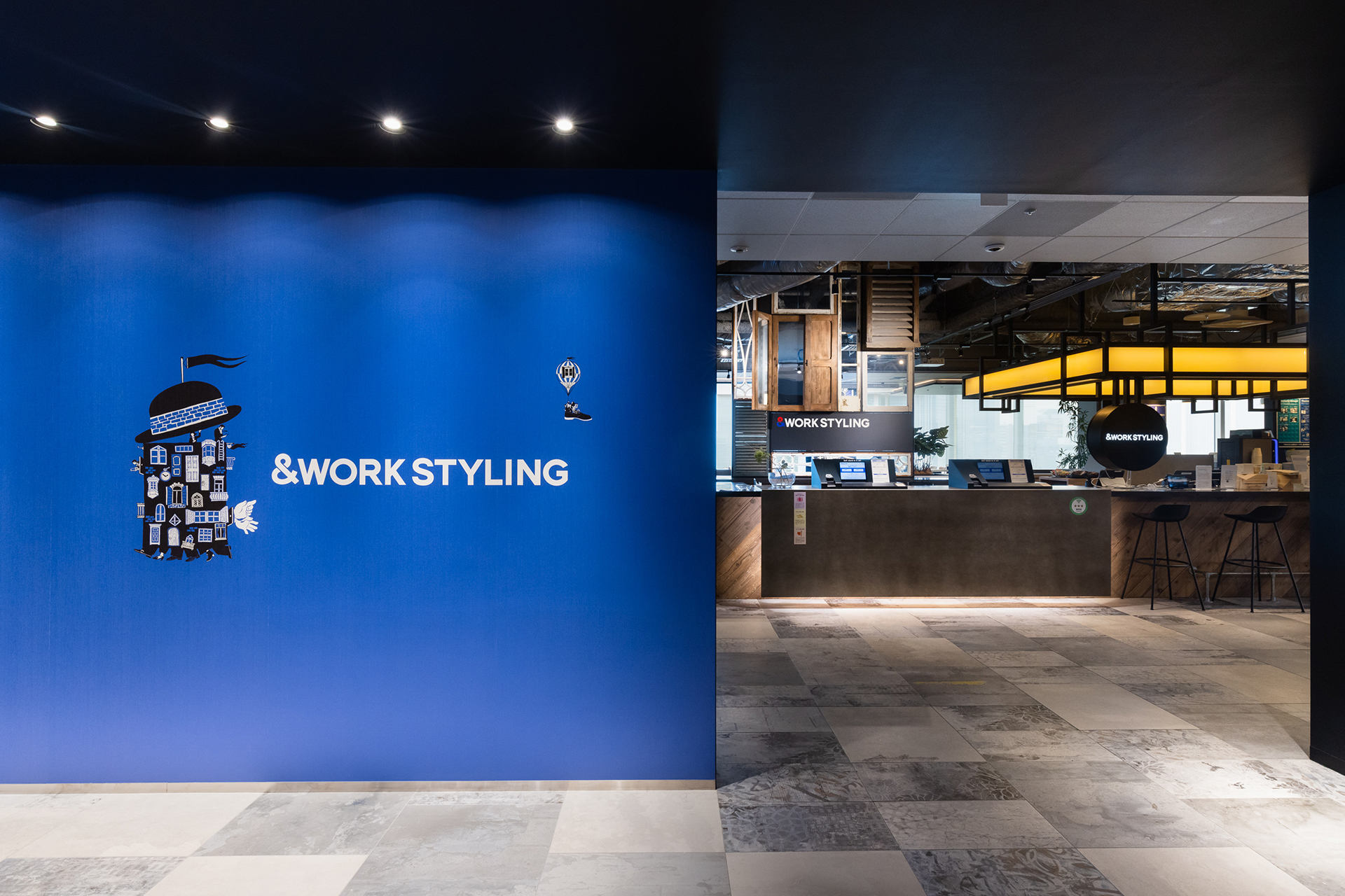 スタッフが常駐しているオフィスの様子。法人登記の住所として利用でき、郵便物の受け取りにも対応可能。多忙なビジネスマンに適している仕様。フリードリンクや複合機、ロッカー、ミーティングルーム（会議室）も完備。個室ブースやオープンスペースが完備。従量課金制なので利用しやすい