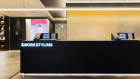 東京都中央区日本橋に位置するレンタルオフィス「ワークスタイリング日本橋三井タワー」のエントランスとフロント。三越前駅直結のロケーションで、受付には会員が利用できるセルフチェックイン端末を完備している。ワークスタイリングは郵便物や荷物の受け取りも可能で、拠点によってはメールボックスや郵便物の転送にも対応。拠点によっては法人登記も可能で、起業時の本社アドレスとしても利用可能。日本橋は立地が良く、三越・高島屋などの老舗百貨店が立ち並ぶ伝統と革新が共存する街で、江戸五街道の起点として知られる中心地。日銀（日本銀行本店）や東京証券取引所がある金融街・日本経済の中心地でもある。東京メトロ銀座線・半蔵門線「三越前駅」直結に加え、東京メトロ東西線・日比谷線、都営浅草線が乗り入れる日本橋駅も徒歩圏。茅場町・大手町・東京駅・丸の内・神田方面へのアクセスも良好で、JR線や都営地下鉄を使えば虎ノ門・赤坂・品川・上野方面への移動もスムーズ。国内外への出張やゲスト来客時の打ち合わせ拠点としても利用しやすい。地方企業がサテライトオフィスとして利用することも多い。田町、八重洲、六本木、上野、御茶ノ水、五反田、汐留、日比谷、神田、目黒、秋葉原、渋谷、品川、銀座、有楽町、新橋、神保町、御茶ノ水、虎ノ門、五反田、恵比寿など主要駅にレンタルオフィス・シェアオフィスがある。また都内だけではなく全国にオフィスを展開している。月額プランから従量制まで多様な契約プランが選べ、内覧予約も受け付けている