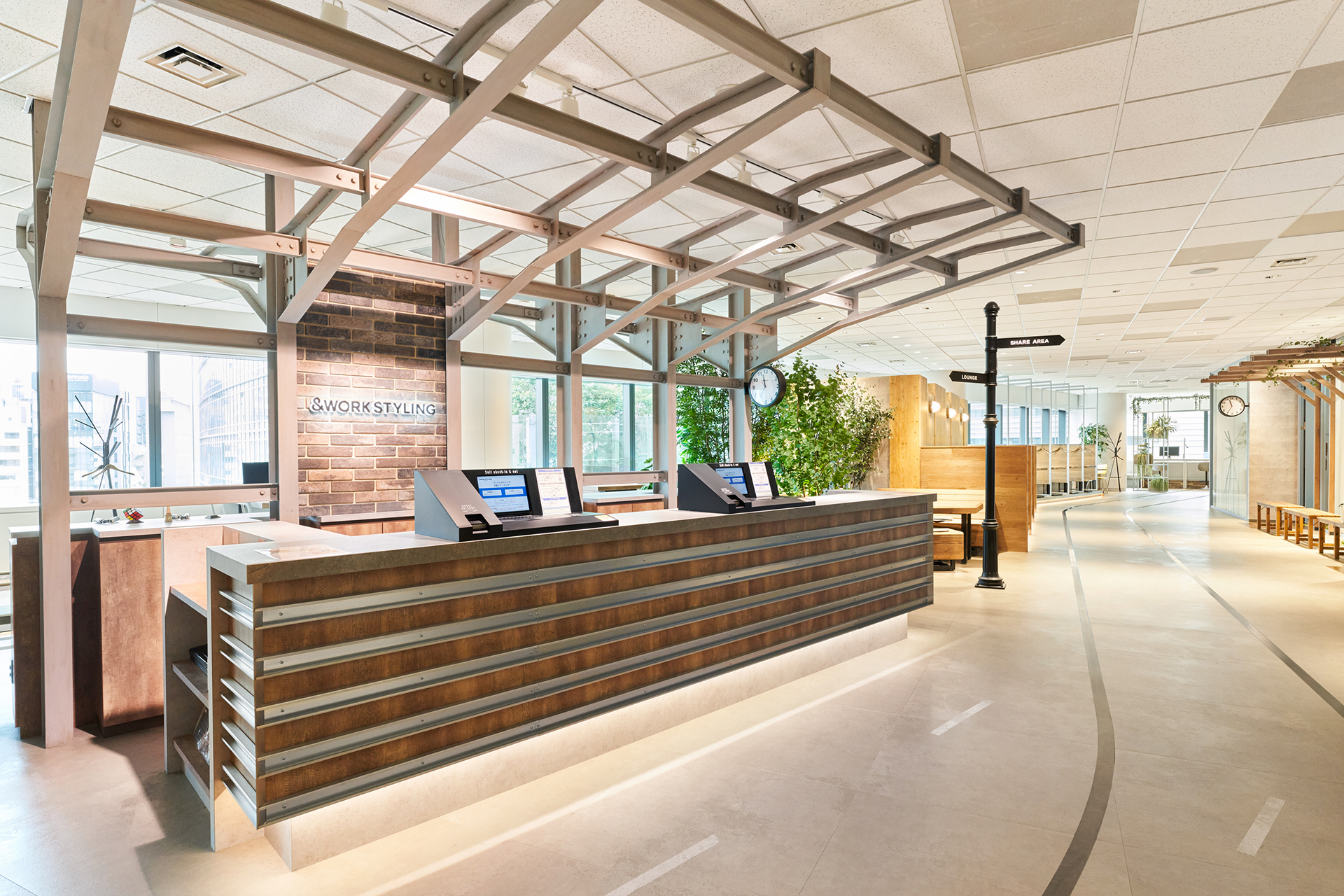 スタッフが常駐しているオフィスの様子。法人登記の住所として利用でき、郵便物の受け取りにも対応可能。多忙なビジネスマンに適している仕様。フリードリンクや複合機、ロッカー、ミーティングルーム（会議室）も完備。会議室や個室ブースも完備。オフィス選択の際には契約前に内覧を行い、有人の受付や共用の複合機、宅配ロッカー、フリードリンクなど、レンタルオフィスによって様々なオプションサービスがある。地方企業の第2のオフィスのみならず、起業家からのニーズも多い