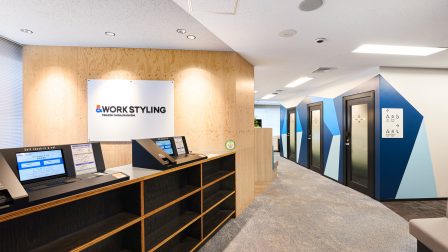 芝浦口エリアに展開する「ワークスタイリング田町芝浦口」のエントランス。当拠点は、 サービスオフィスとしてビジネスの基盤構築を支援する。作業に集中できる環境を提供する 完全個室ブースやコワーキングスペースのようなオープンスペース、充実した会議用設備が 揃い、ワーカーのクリエイティビティを引き出す空間。インターネット環境や空調、セキュ リティ設備にも優れ、法人会員の多様なニーズに応える
