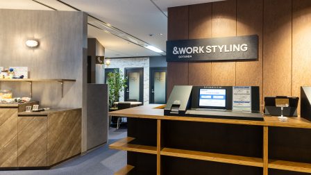 「ワークスタイリング五反田」のエントランス。企業が集まるビジネス街のレンタルオフ ィスとして利用者の成長を支援する。館内には集中力を高める個室ブースやコワーキングスペース、利便性の高いプリンターやwifiなどの設備を完備。従量課金制で価格は10分300円から。多拠点使い放題で、状況に応じて国内のビジネス拠点と連携できるフレキシブルな環境を提供する