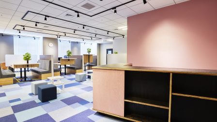 目黒エリアに拠点を構える「ワークスタイリング目黒」。洗練されたデザインのカウンタ ーと、落ち着きのあるオープンスペース。サービスオフィスとして、起業家から大手企業の拠点利用まで、多彩なビジネスシーンに対応する。デスクやプリンターなどの設備、wifiが完備されたコワーキングスペースや会議室があり、快適な業務空間を実現。JR線や地下鉄 各線からのアクセスもよく、従量課金制で柔軟な働き方が可能。内覧予約で拠点の設備・備品を確認できる