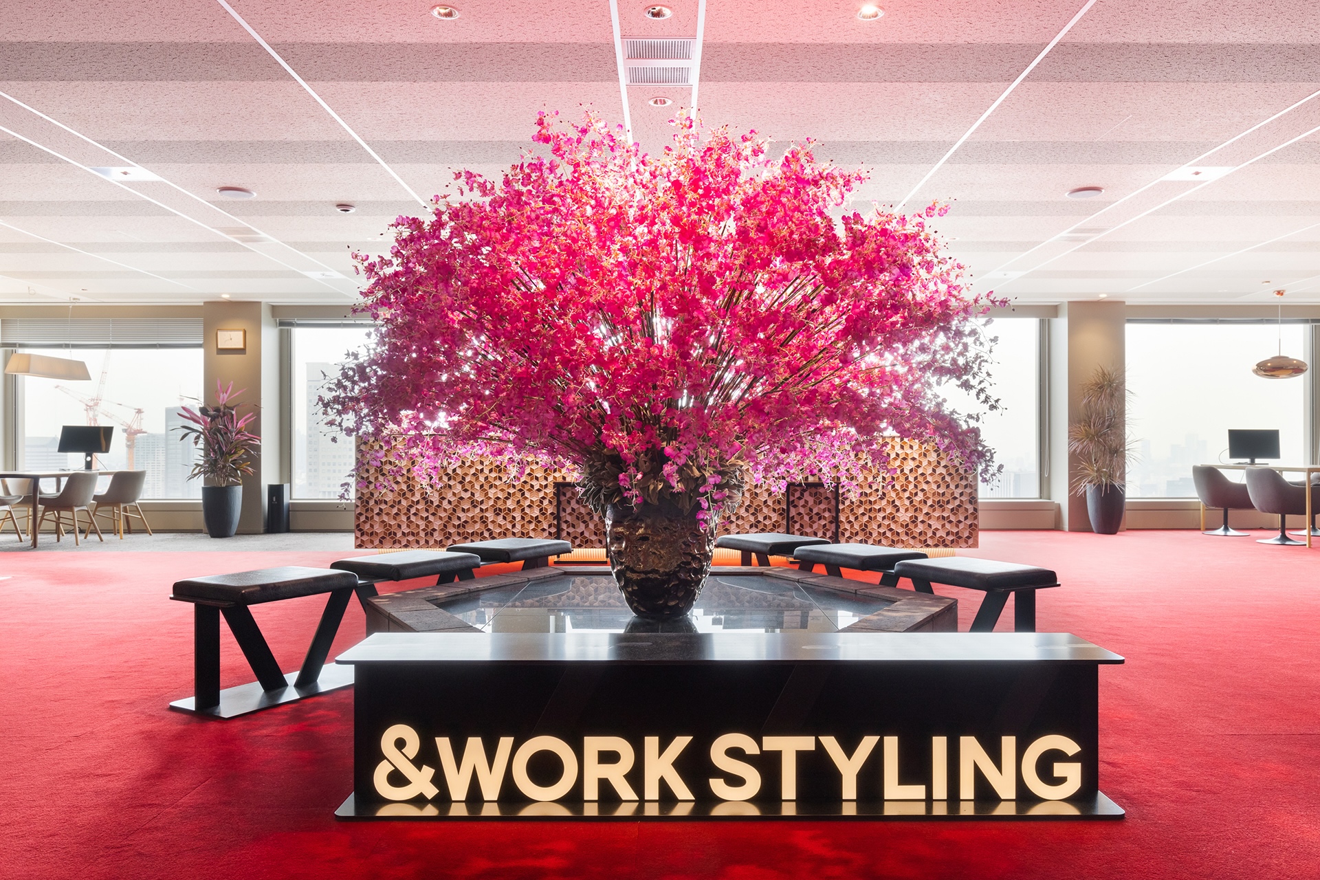 スタッフが常駐しているオフィスの様子。法人登記の住所として利用でき、郵便物の受け取りにも対応可能。多忙なビジネスマンに適している仕様。フリードリンクや複合機、ロッカー、ミーティングルーム（会議室）も完備。個室ブースやオープンスペースが完備。従量課金制なので使いやすい