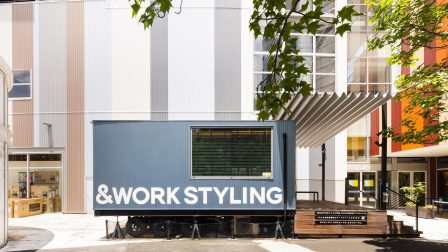 豊洲エリアの周辺拠点であるワークスタイリングSOLO アーバンドックららぽーと豊洲 店の外観。屋外に設置され&WORKSTYLINGのサインが見えるオフィス拠点イメージ