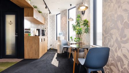 ワークスタイリングSOLO 東陽町のドリンク・カフェスペース。席やテーブル、フリー ドリンク設備を備えたコワーキングスペース内の共有オフィスイメージ