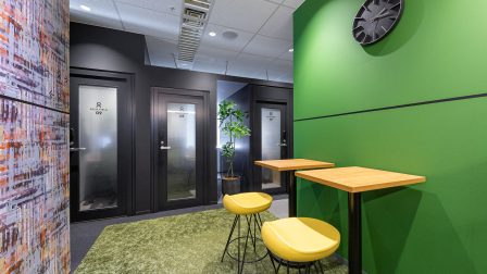 ワークスタイリングSOLO 錦糸町のドリンク・カフェスペース。個室ブースと席を備え たコワーキングスペース内のオフィス共有空間イメージ