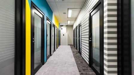 東京都新宿区西新宿にある「ワークスタイリングSOLO 新宿西口」B1階の個室ブースエ リア。新宿駅西口から徒歩圏内に位置するこのオフィスは、集中して作業できる個室空間を備えたフレキシブルに活用できる拠点。セキュリティの整った快適な環境を提供している。ドリンクは飲み放題だが、飲食物の持ち込みもできる。内覧も実施中であり、ビジネスプランの詳細や入居に関する情報は公式サイトの確認が必要