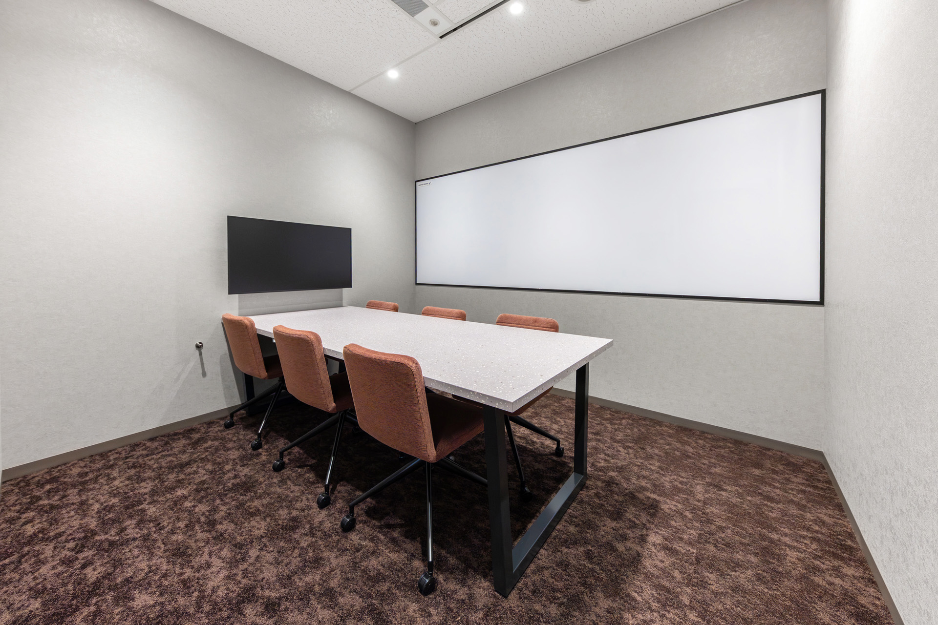8階会議室(~12名)