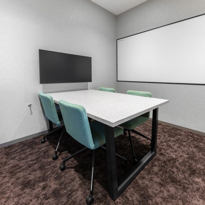 8階会議室(~12名)