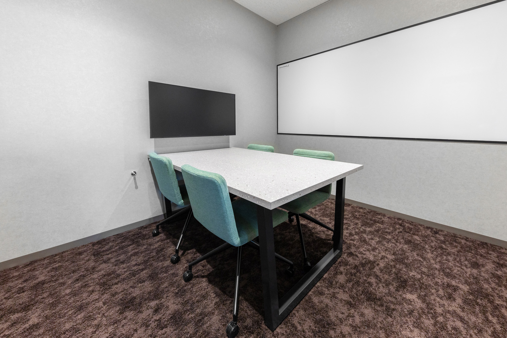 8階会議室(~12名)