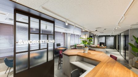 東京都港区赤坂に拠点を構える、三井不動産のレンタルオフィス／コワーキングスペース「ワークスタイリング赤坂見附」のエントランス。東京メトロ丸ノ内線・銀座線「赤坂見附駅」、千代田線「赤坂駅」、南北線「溜池山王駅」、半蔵門線・有楽町線「永田町駅」など複数路線が徒歩圏で交わる好立地に位置し、木目のカウンターと個室ブースが落ち着いた印象を与える、洗練されたビジネス空間